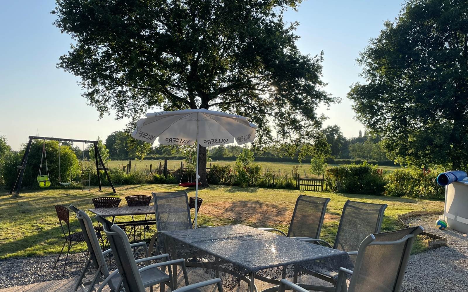 Photo de la terrasse côté piscine - Chambres d'hôtes La Grange Richard à Dinsac