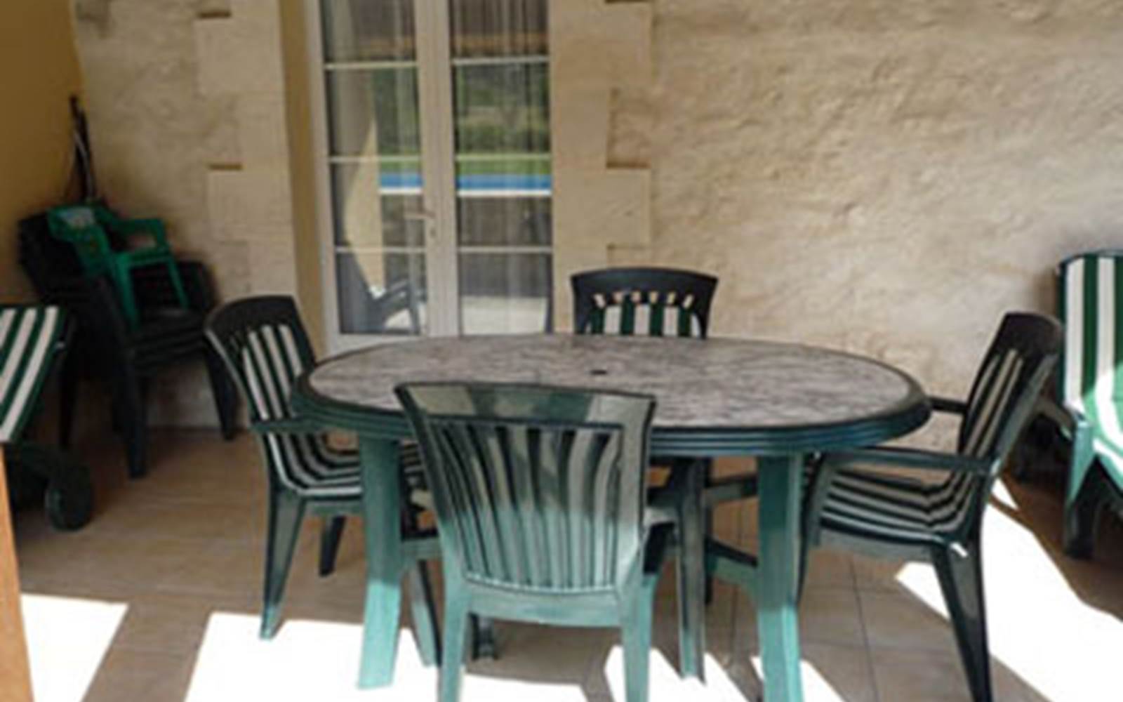 Terrasse devant la piscine