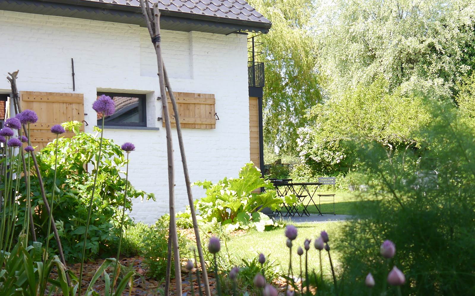 L'accès aux chambres situées dans les anciennes granges réhabilitées se fait par la cour intérieure