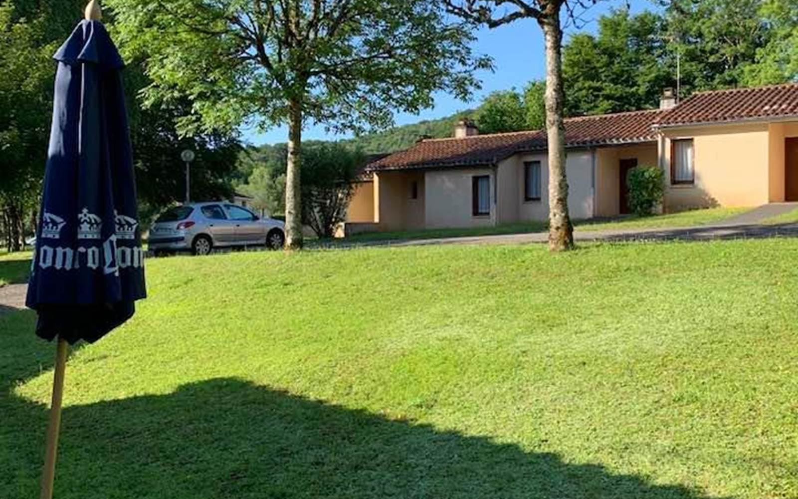 lepetitbois46_Leyme_terrasse vers Gîtes 1-5
