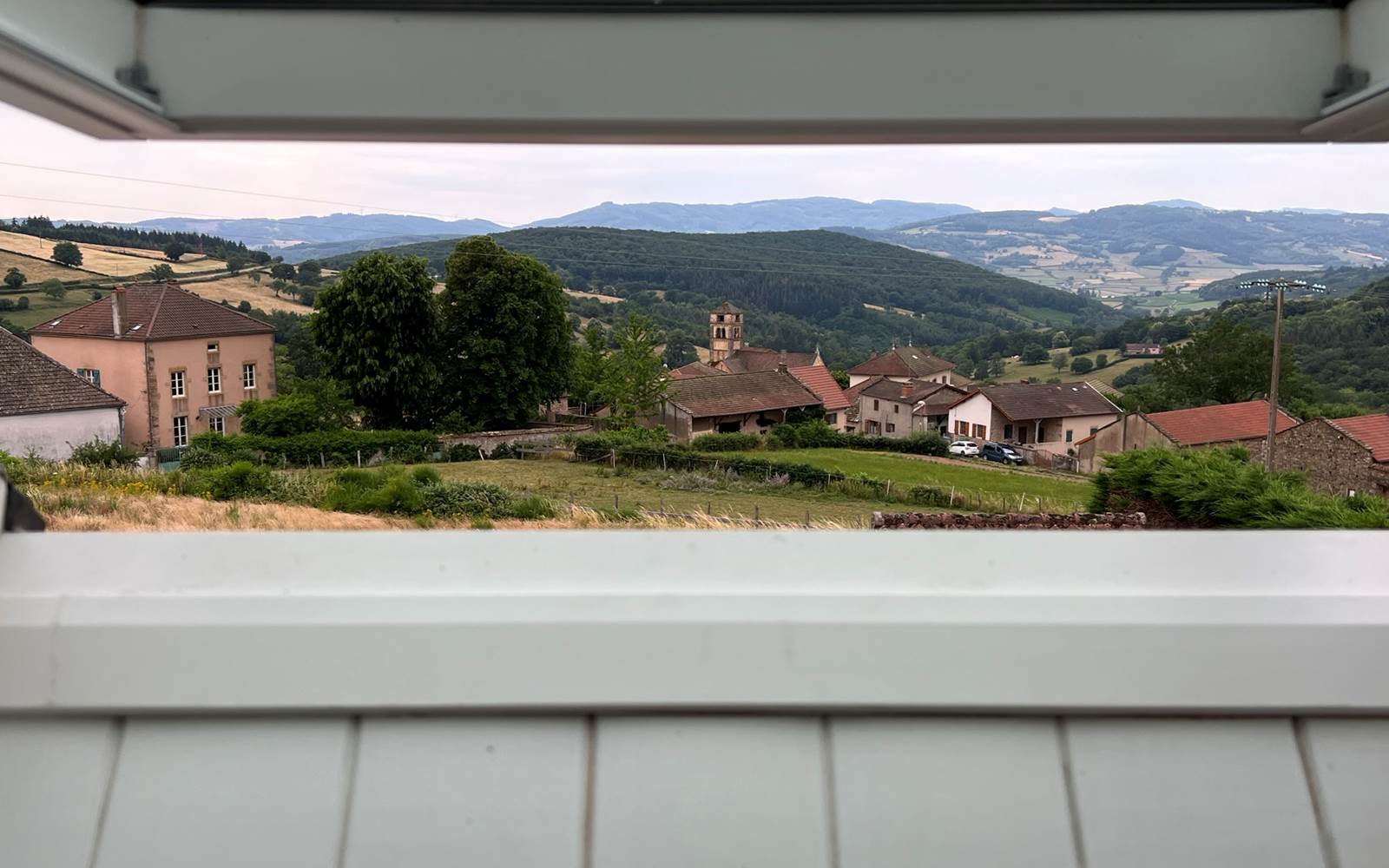 vue vallée depuis velux de chambre
