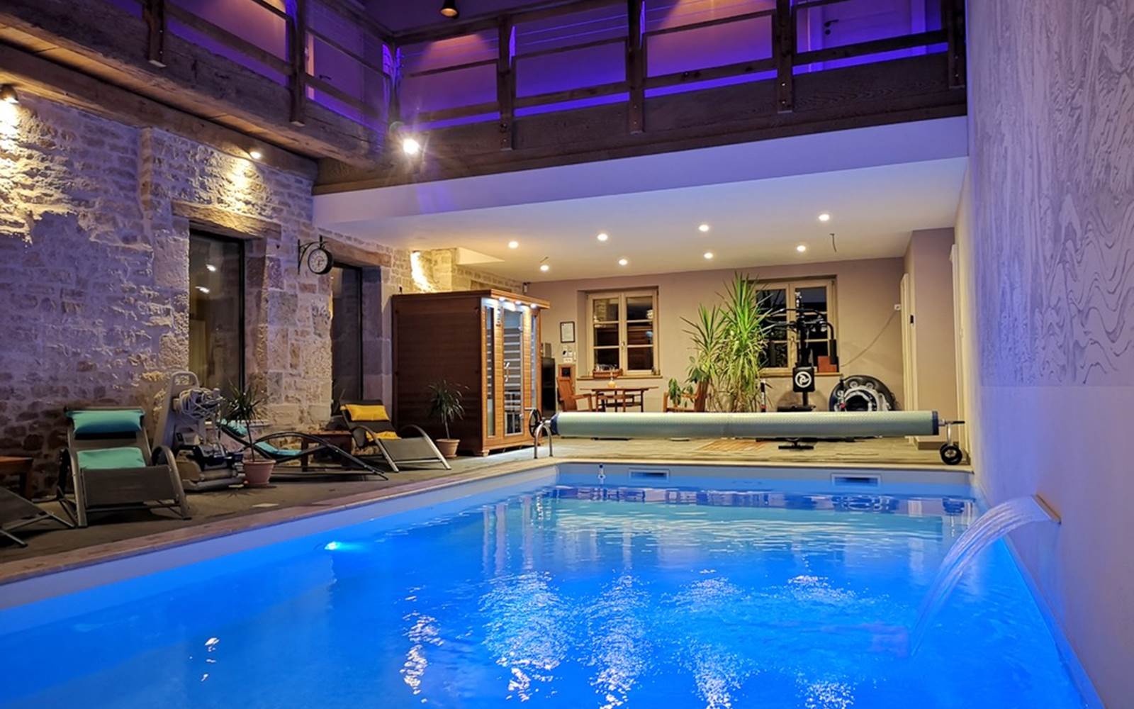 Découvrez la piscine intérieure chauffée du Relais des deux tours