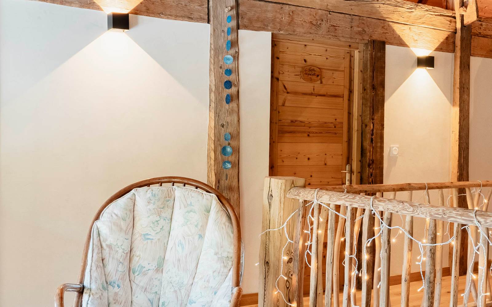 Coin lecture cocooning sur la mezzanne face à la forêt de sapins.