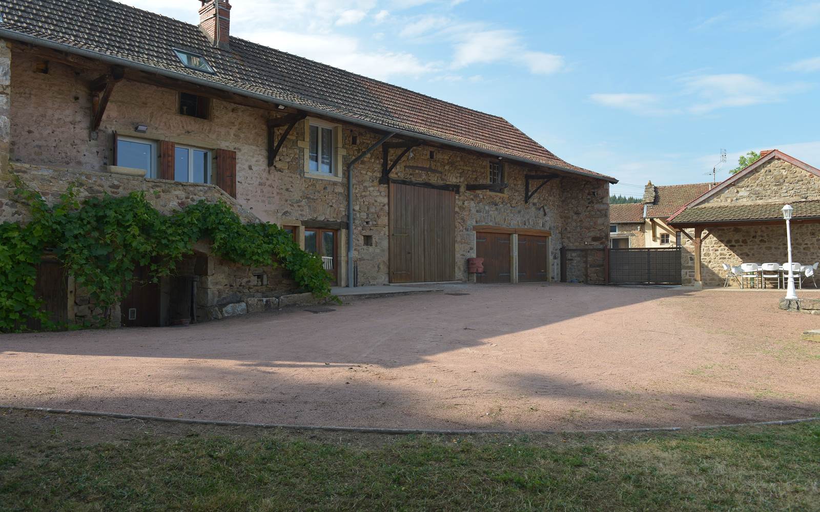 vue maison, cour et portail automatique