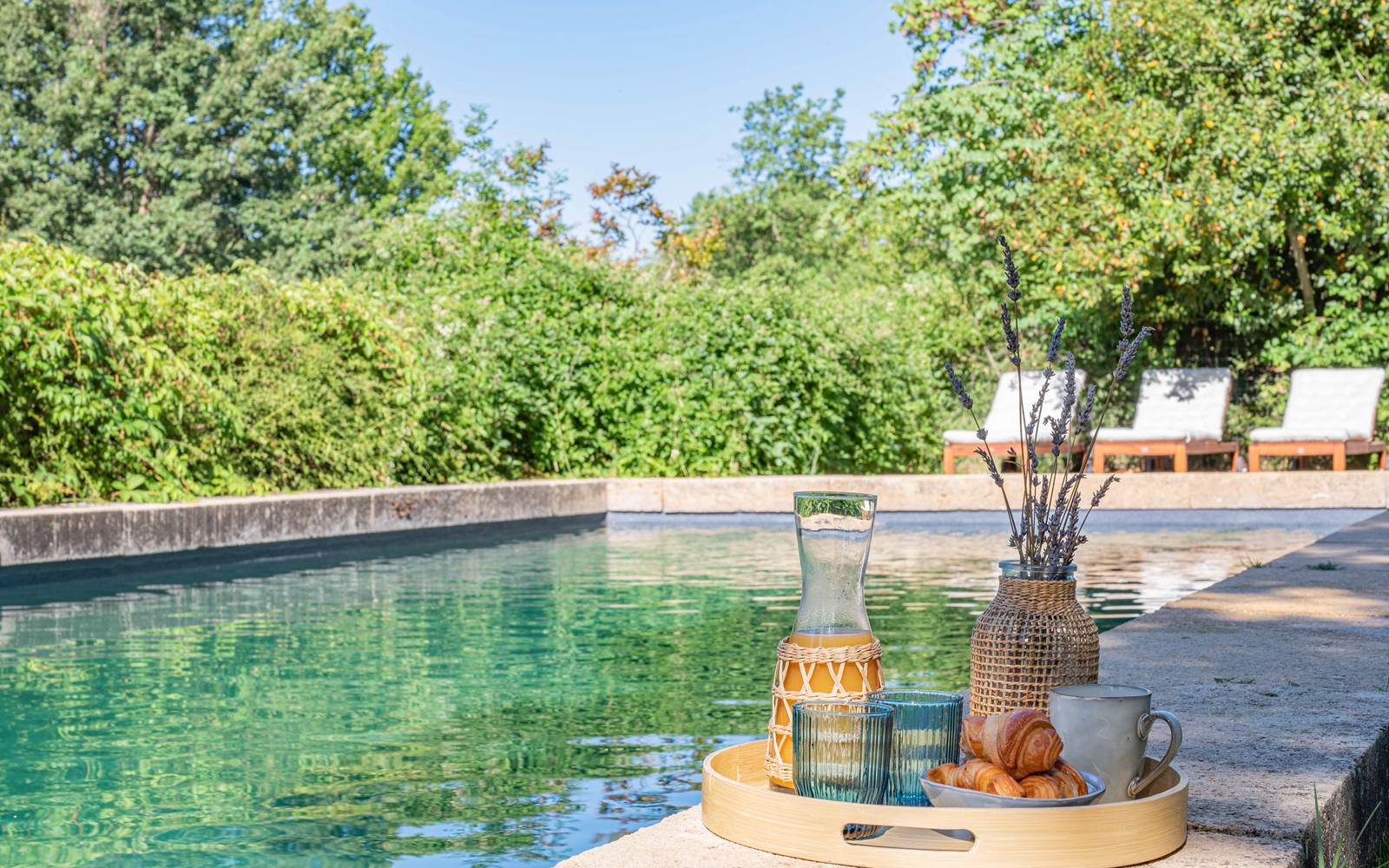 Petit-déjeuner au bord de la piscine