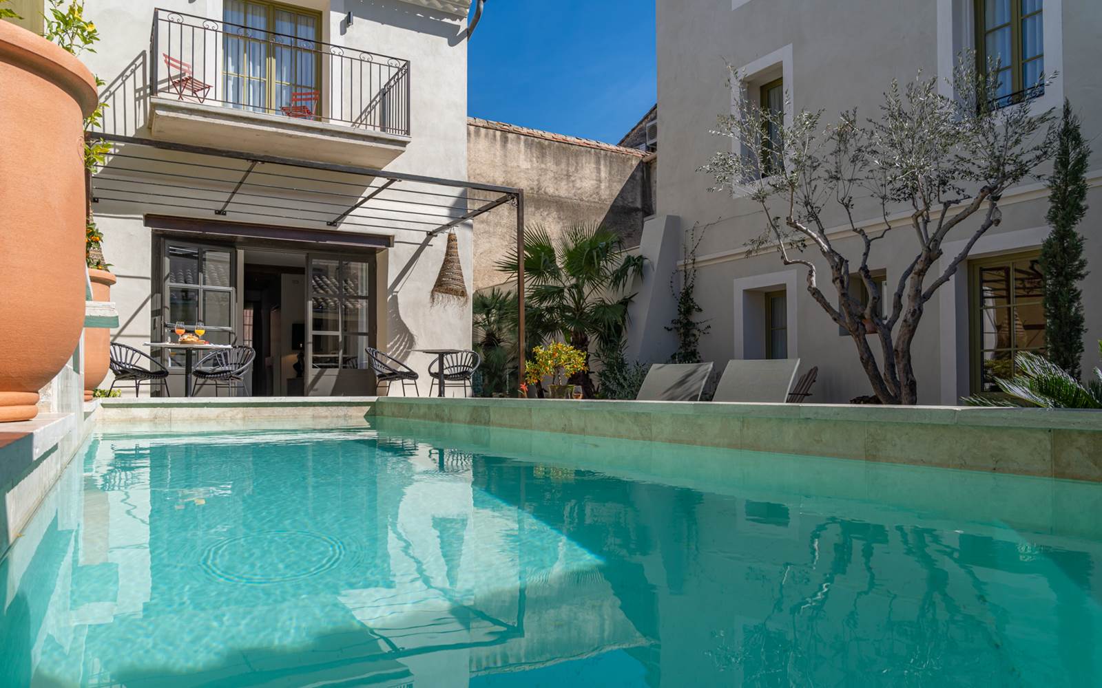 Les pieds dans la piscine Marcelle en Camargue