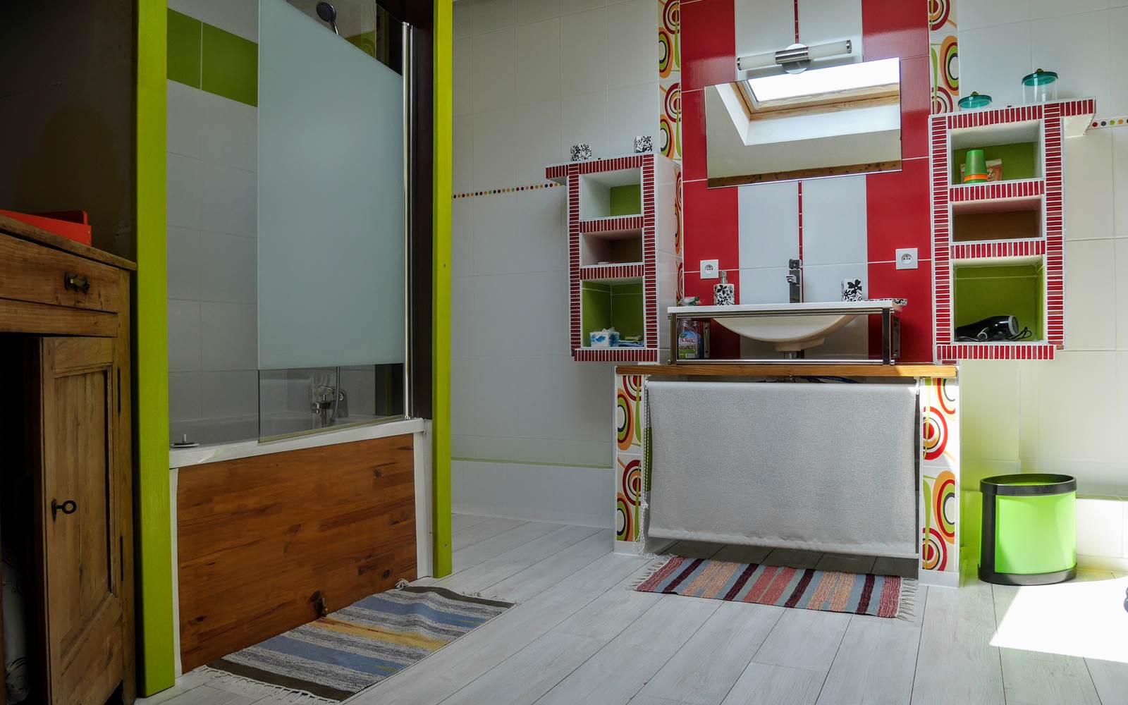 salle de bain à l'étage avec douche et toilette