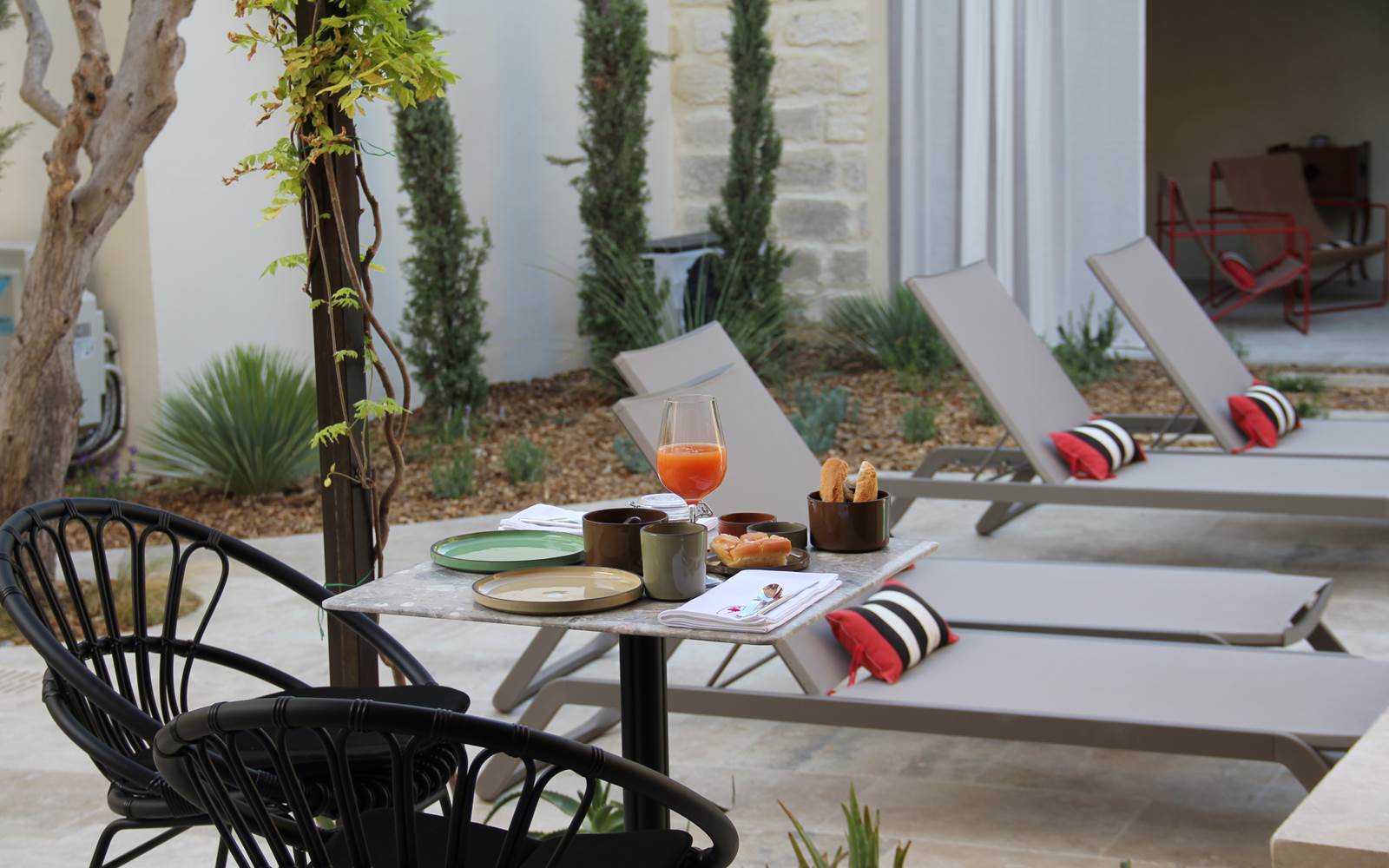 4 bains de soleil ou immense banquette sous le préau pour faire la sieste