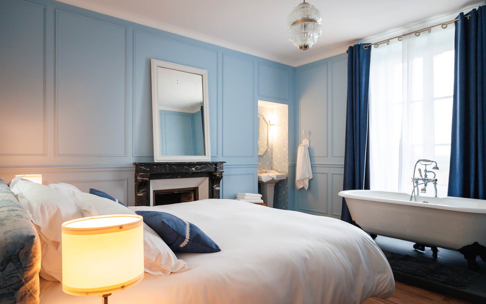 Chambre bleue gite de charme Le Quatre feuilles proche Puy du Fou