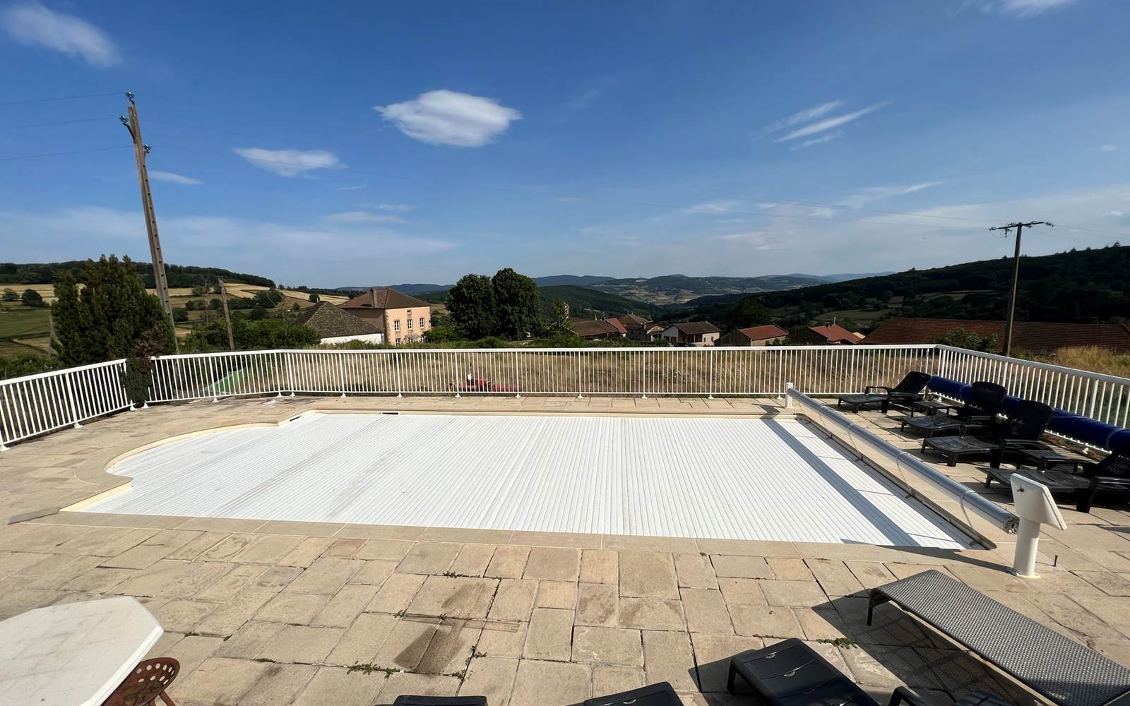 vue piscine fermé avec volet roulant