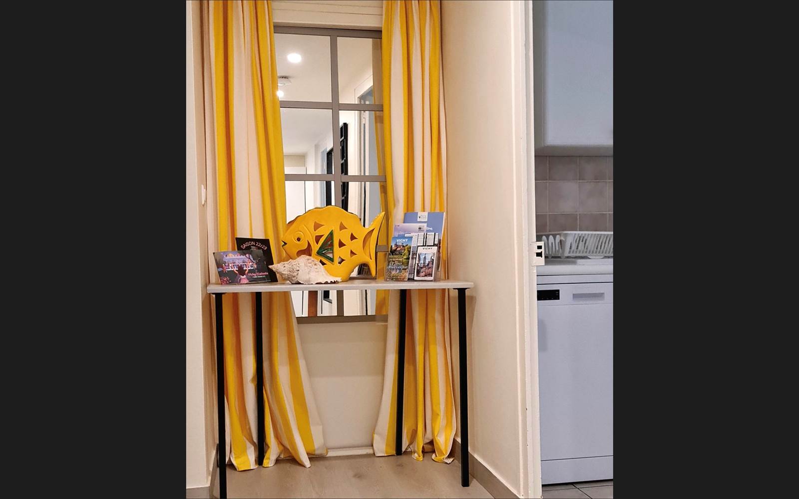 VILLA DU LAC VICHY - couloir : à droite cuisine . à gauche salle de bain