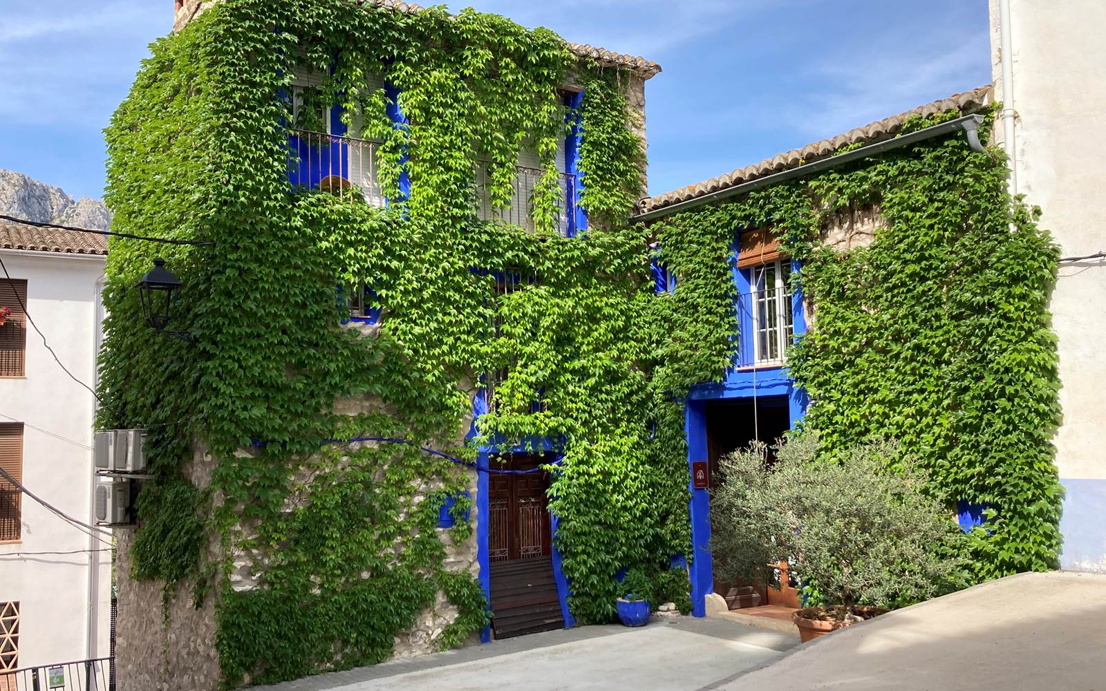 The entrance of Casa Gallinera