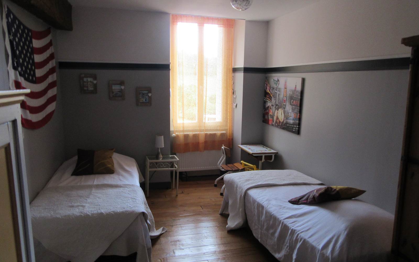 chambre 3. rez de chaussé.  2 lits en 90