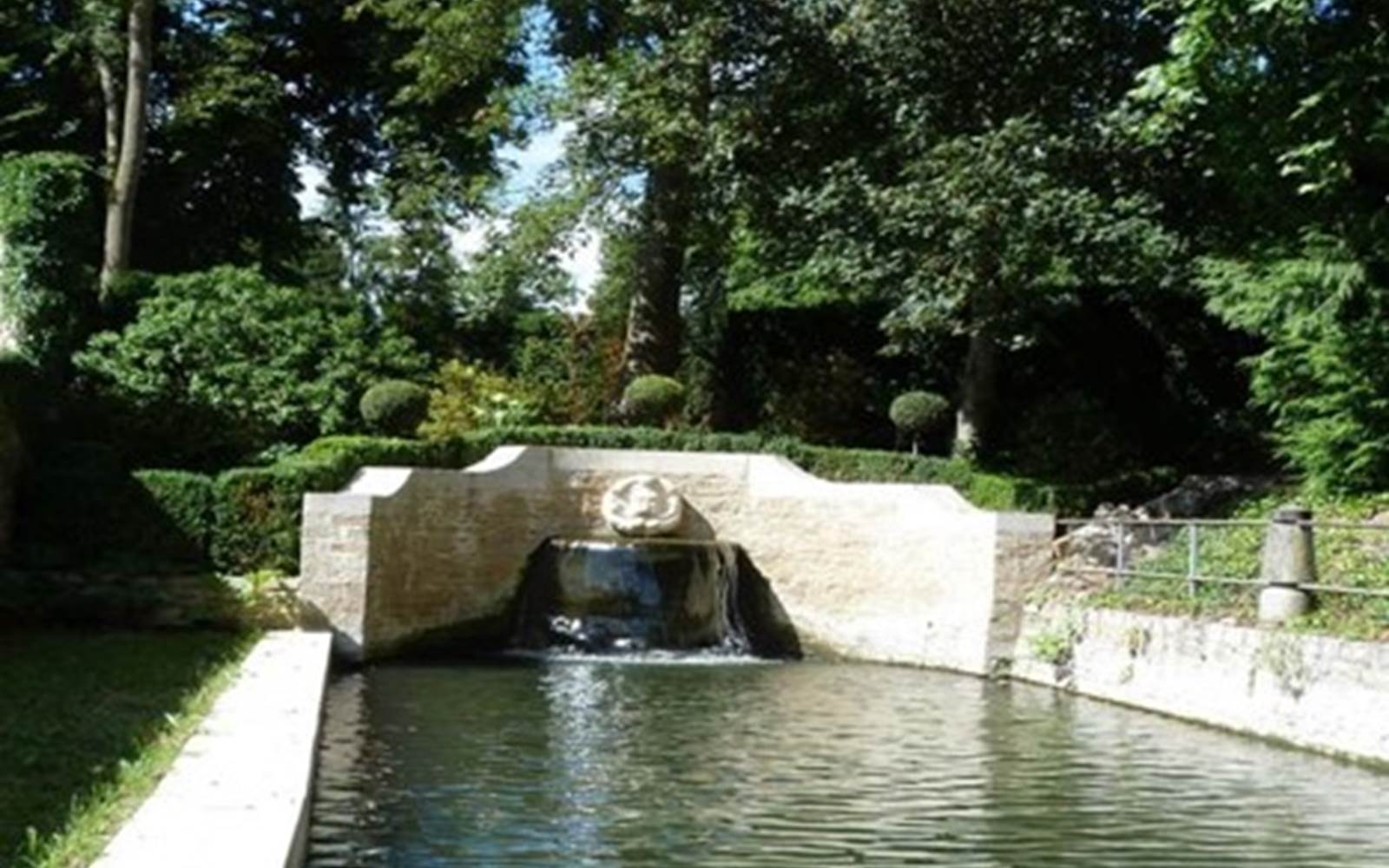 BUFFET D'EAU DEVANT L'ENTREE DU CHATEAU
