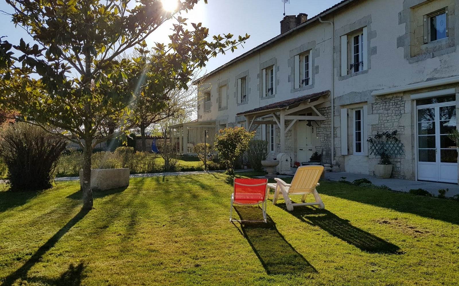 Maison et jardin devant