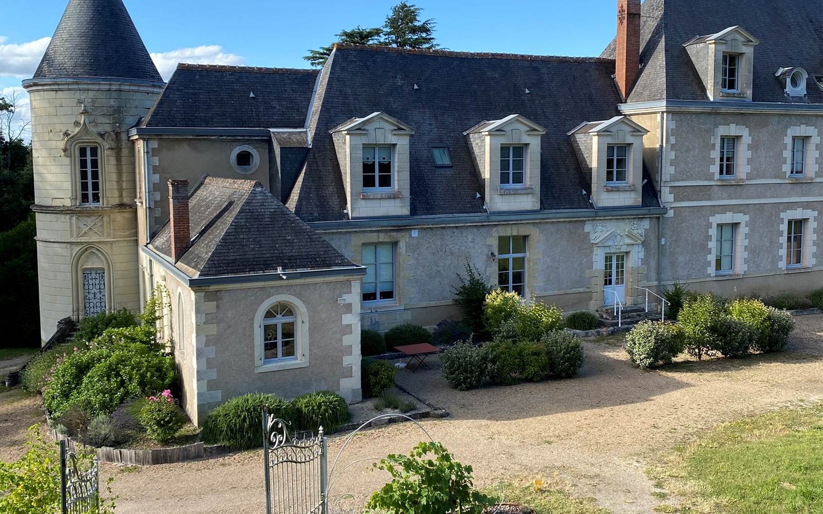 la-tour-des-touches-gite-savonnieres-vue-sur-le-chateau