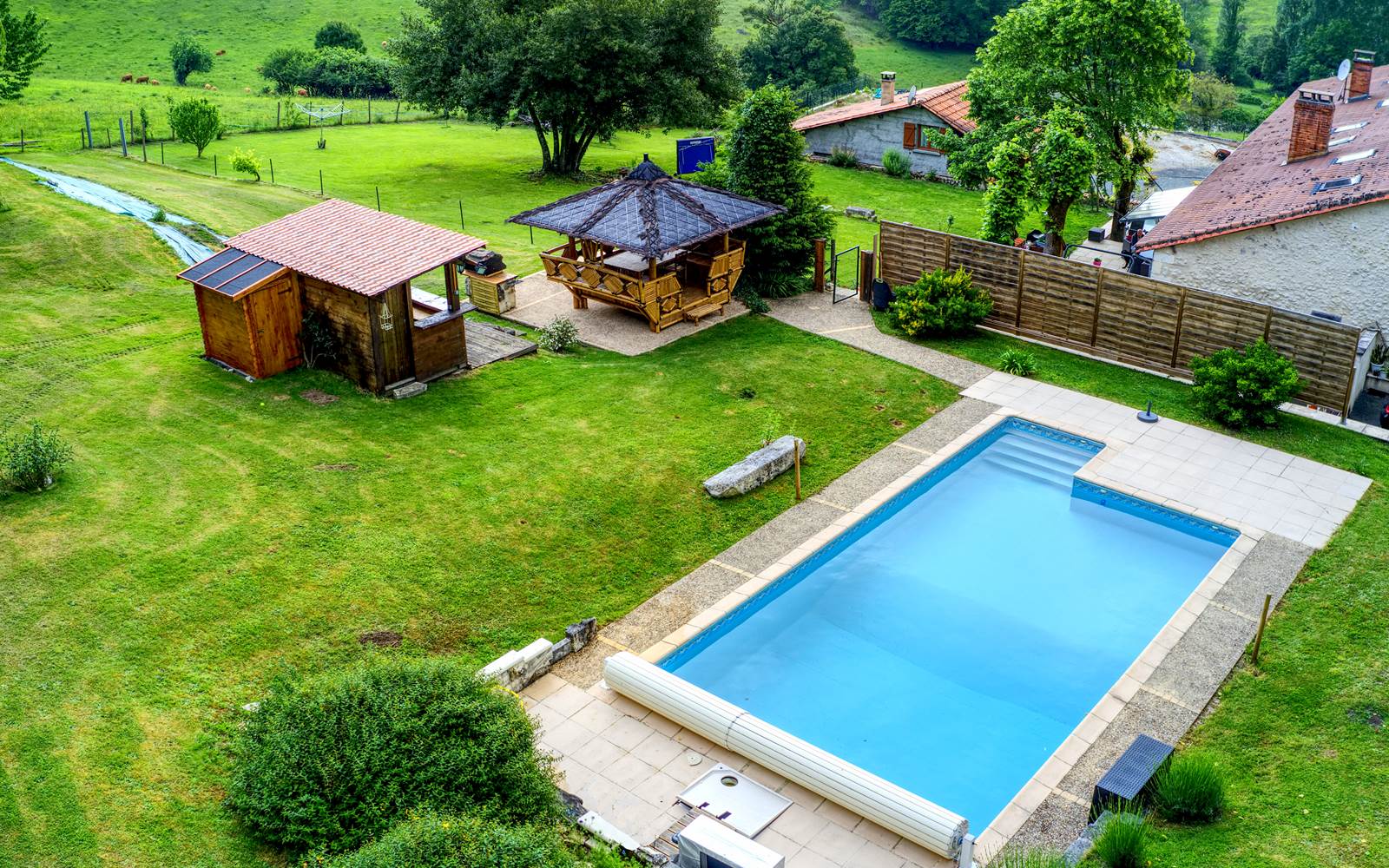 piscine + cuisine d'été + payotte