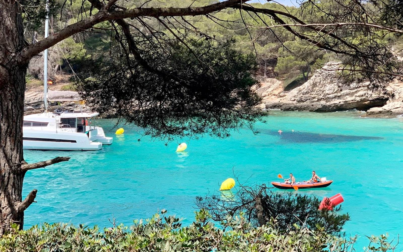 croisie`re en catamaran, criques sauvages