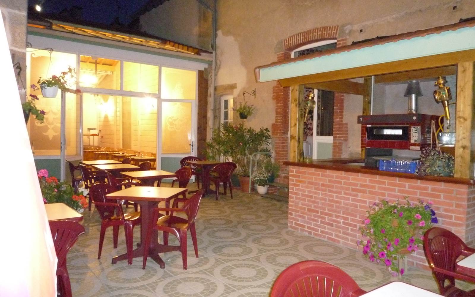 Cour intérieure NUIT coté salle restaurant