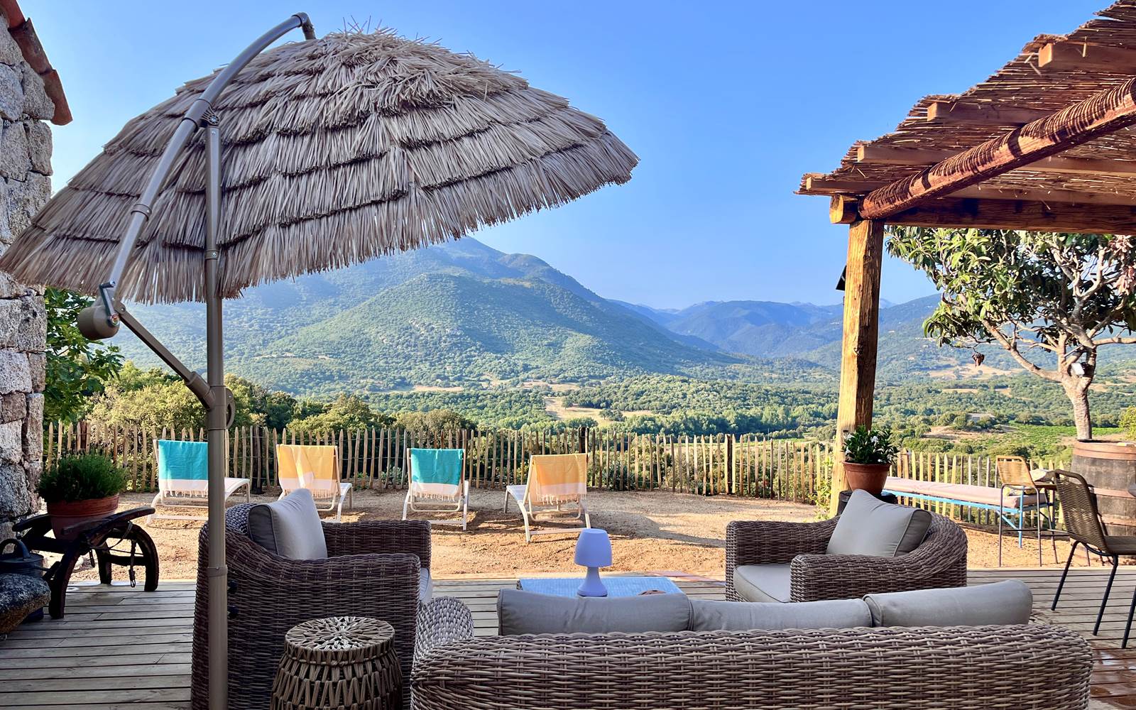 Terrasse avec vue panoramique sur les montagnes.