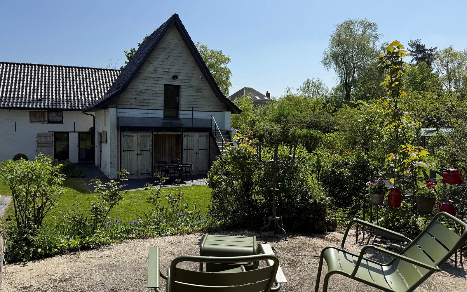 Vue depuis la terrasse sur les dépendances et le jardin bucolique