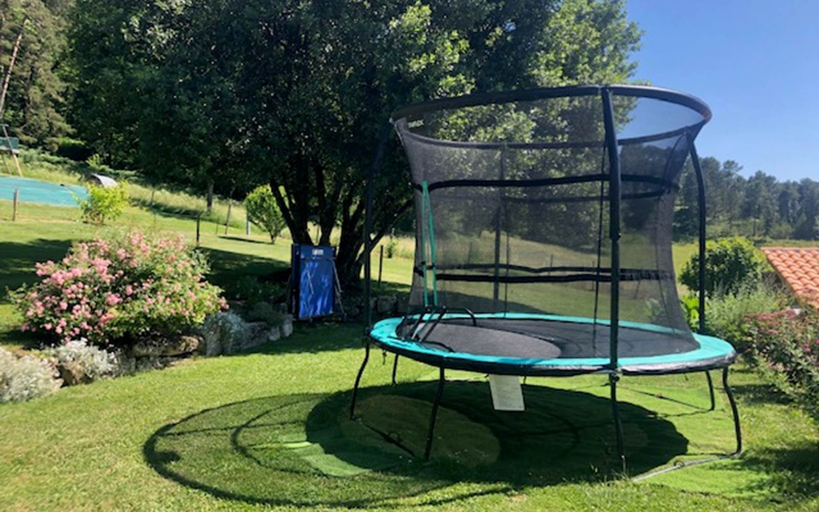 jardin devant la cuisine avec toboggan et table de ping-pong