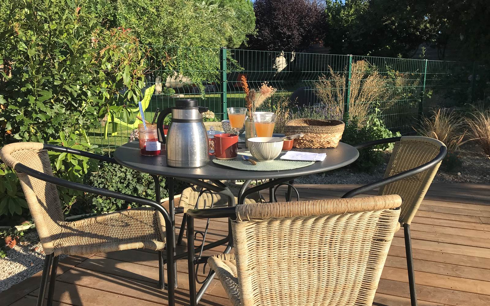petit déjeuner au bord de la piscine