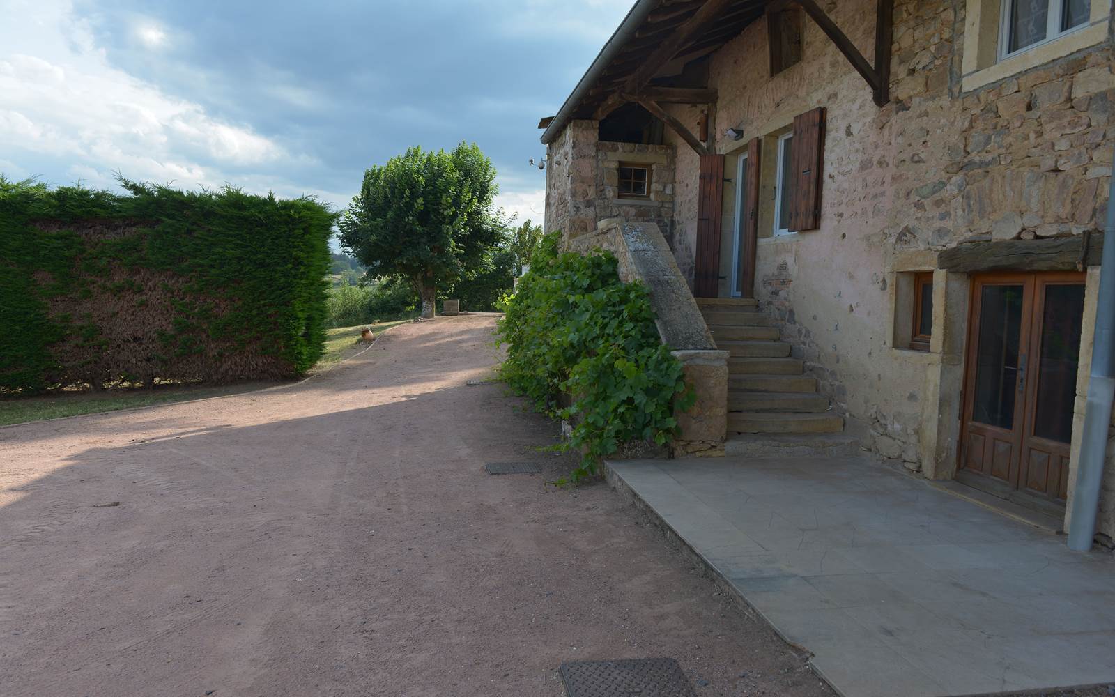 cour privative et parking devant le gîte