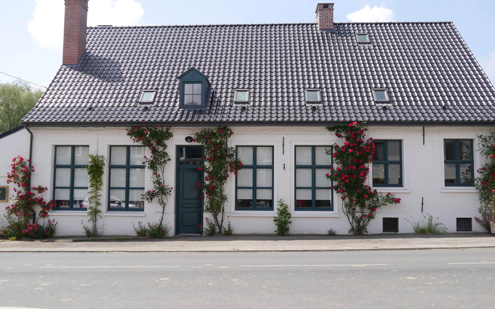 La maison se situe au coeur du village de Winnezeele, à quelques kilomètres de Steenvoorde, Herzeele, ou encore Wormhout