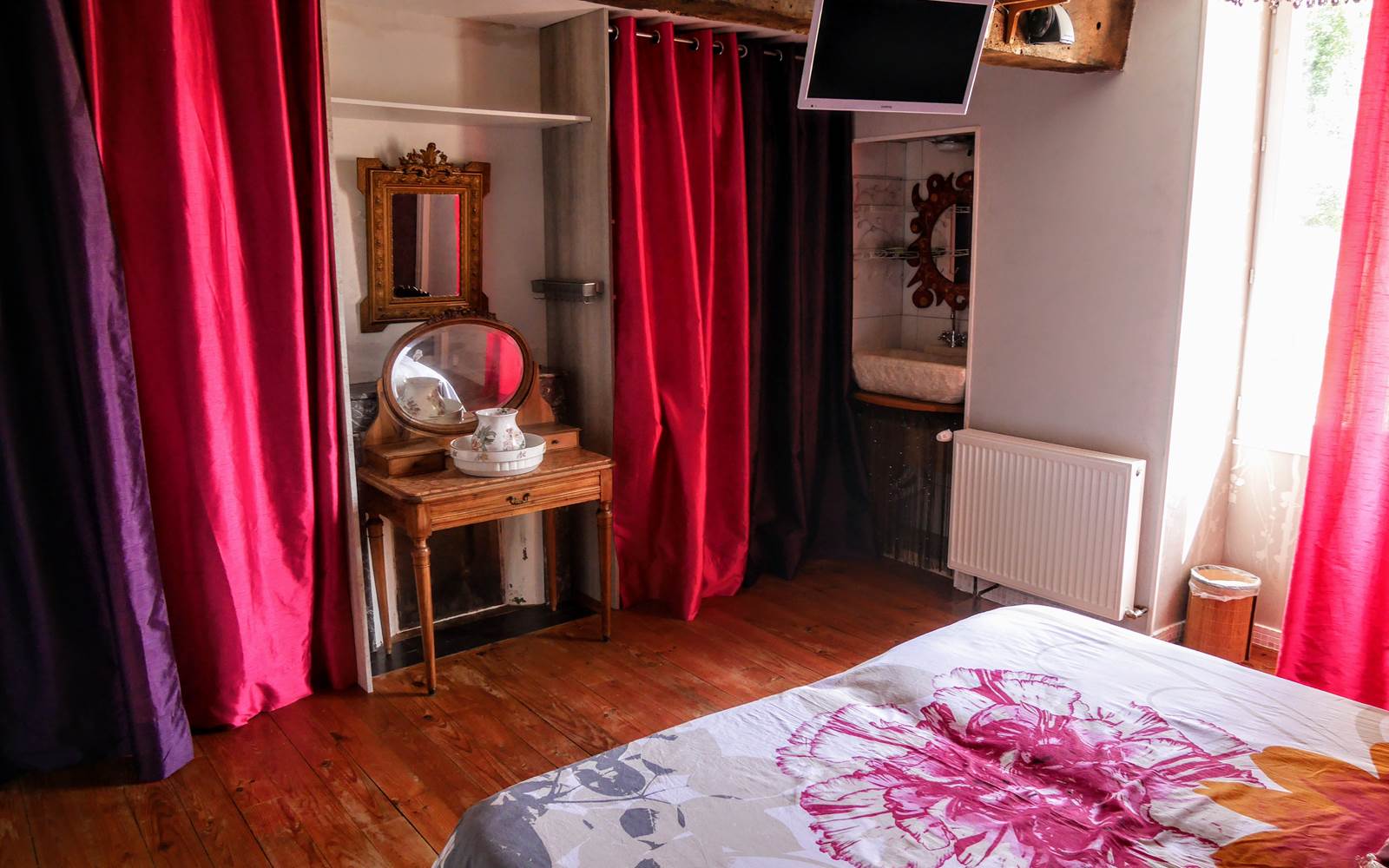 chambre 2-rez de chaussé-  lit en 160 + lavabo + TV