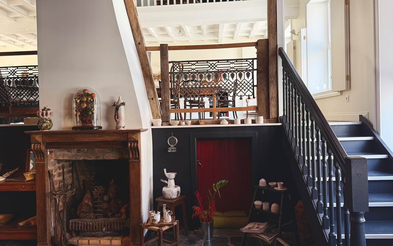 Notre La salle de réception nous permet d'accueillir jusqu'à 15 personnes, nous y servons le petit déjeuner. Un salon de musique avec un piano est attenant, et donne sur la terrasse
