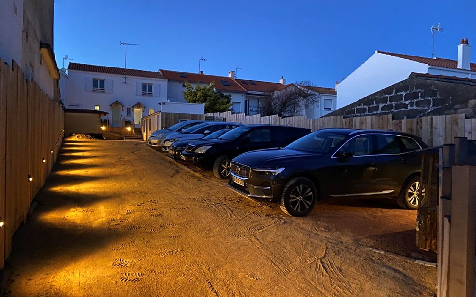 parking privé et sécurisé avec borne de recharge électrique