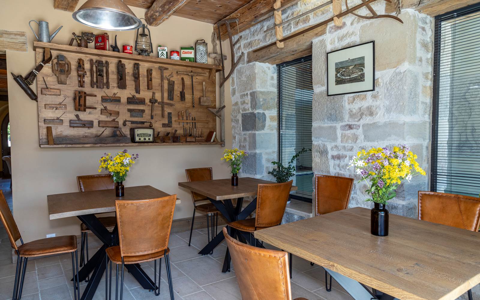 Détendez-vous dans notre salle de restaurant cocooning au Relais des Deux Tours