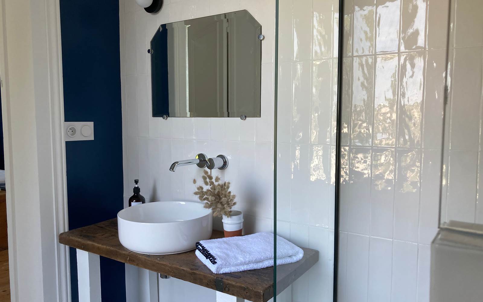 Salle de bains bleue
