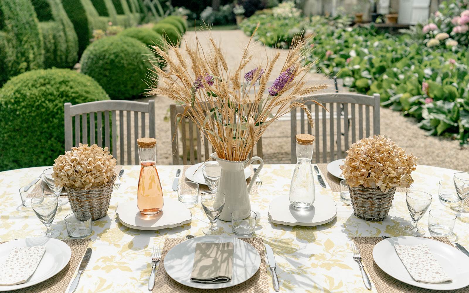 Château de Lasteyrie-Déjeuner en terrasse
