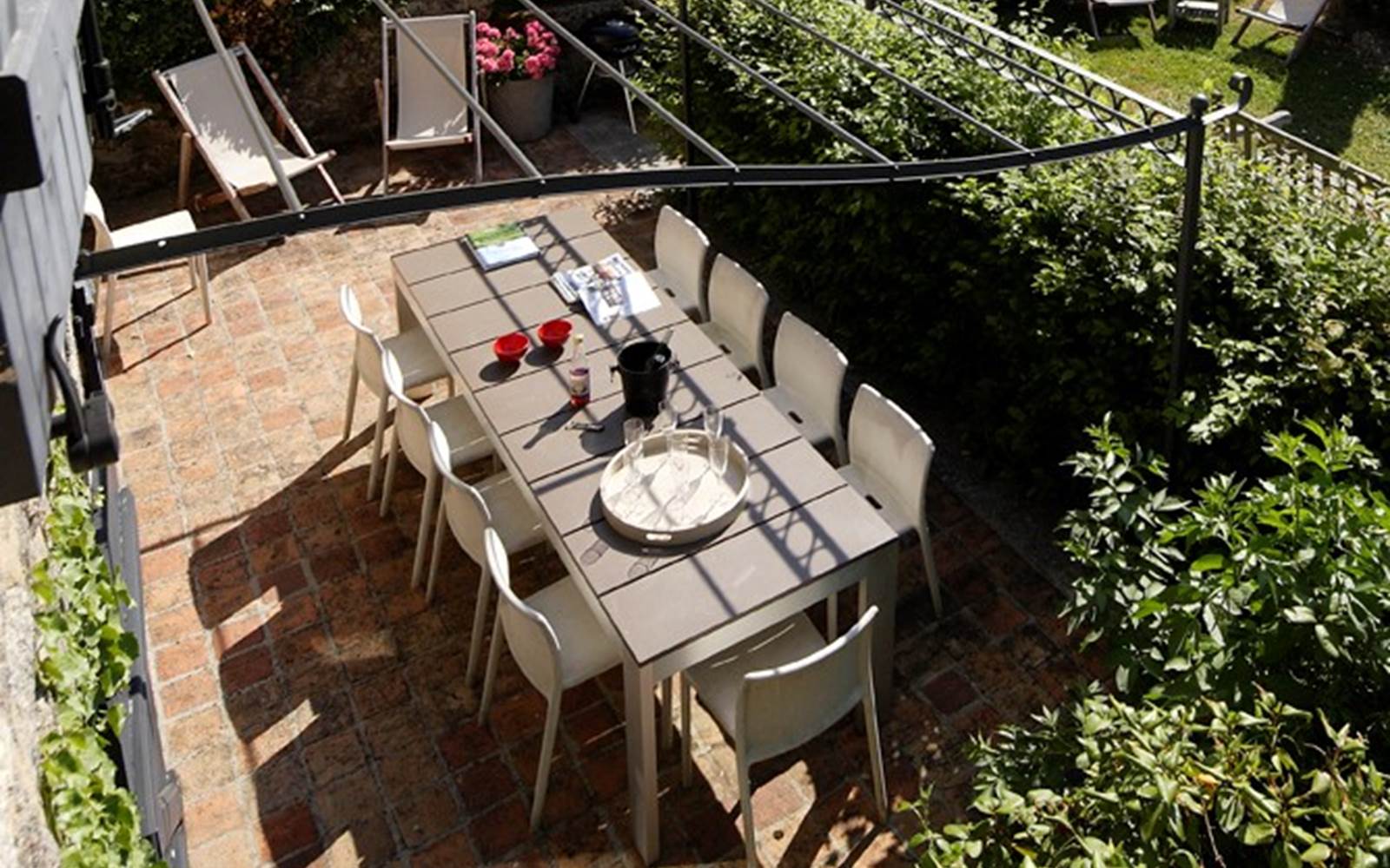 La terrasse privée de l'Oustal avec store électrique et pergola couverte de glycine