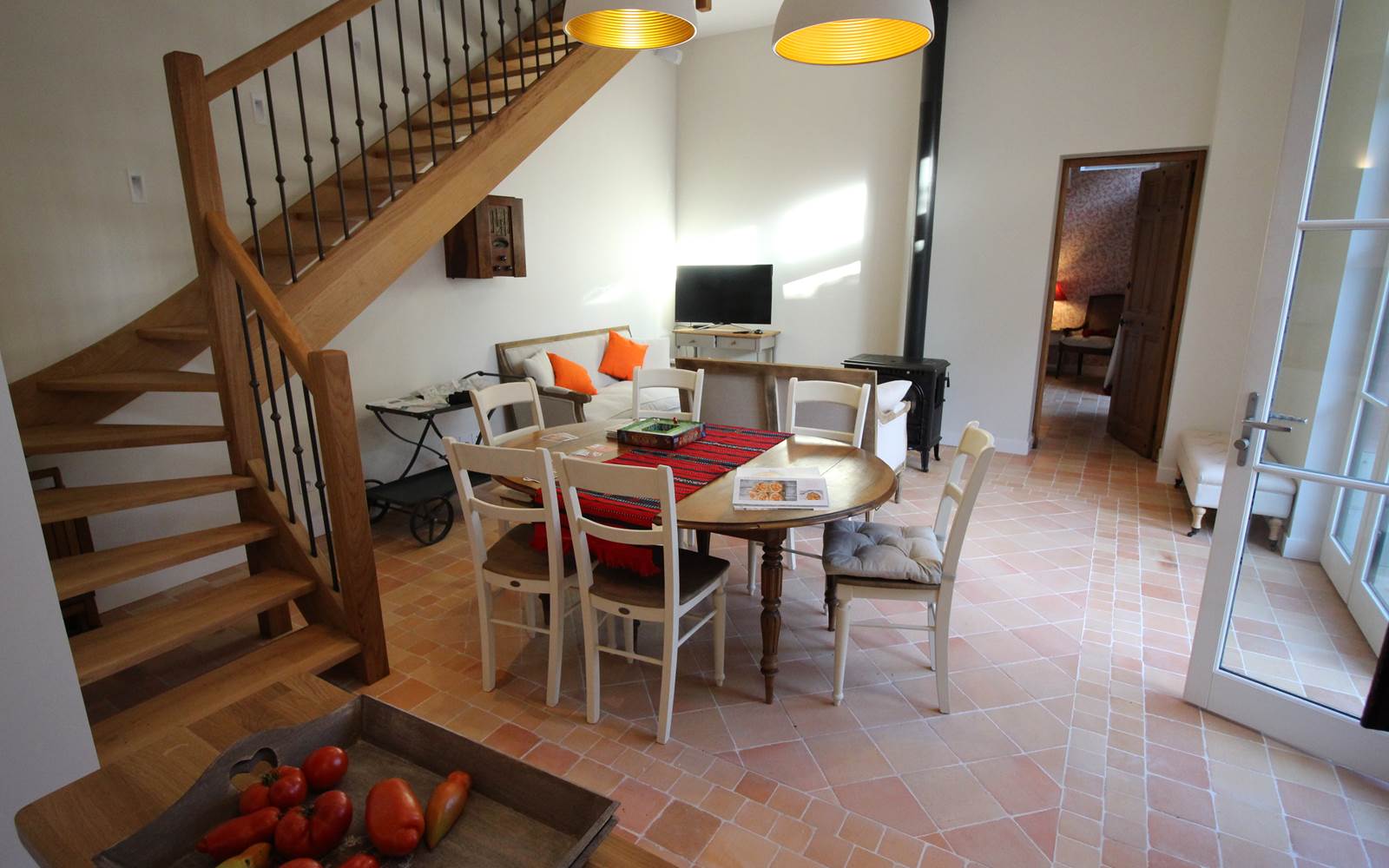 La salle de séjour à disposition des occupants de la forge. Une chambre de plain-pied s'entrouvre au fond: le héron