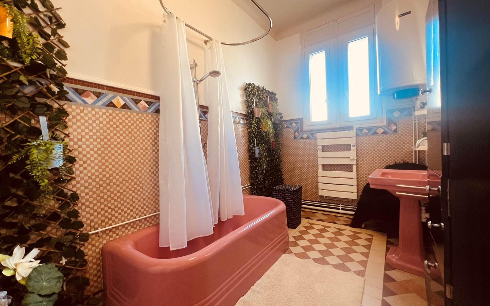salle de bains spacieuse premier étage