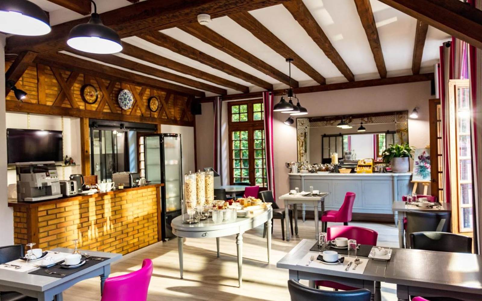 Hostellerie du grand duc salle de petit dej 1