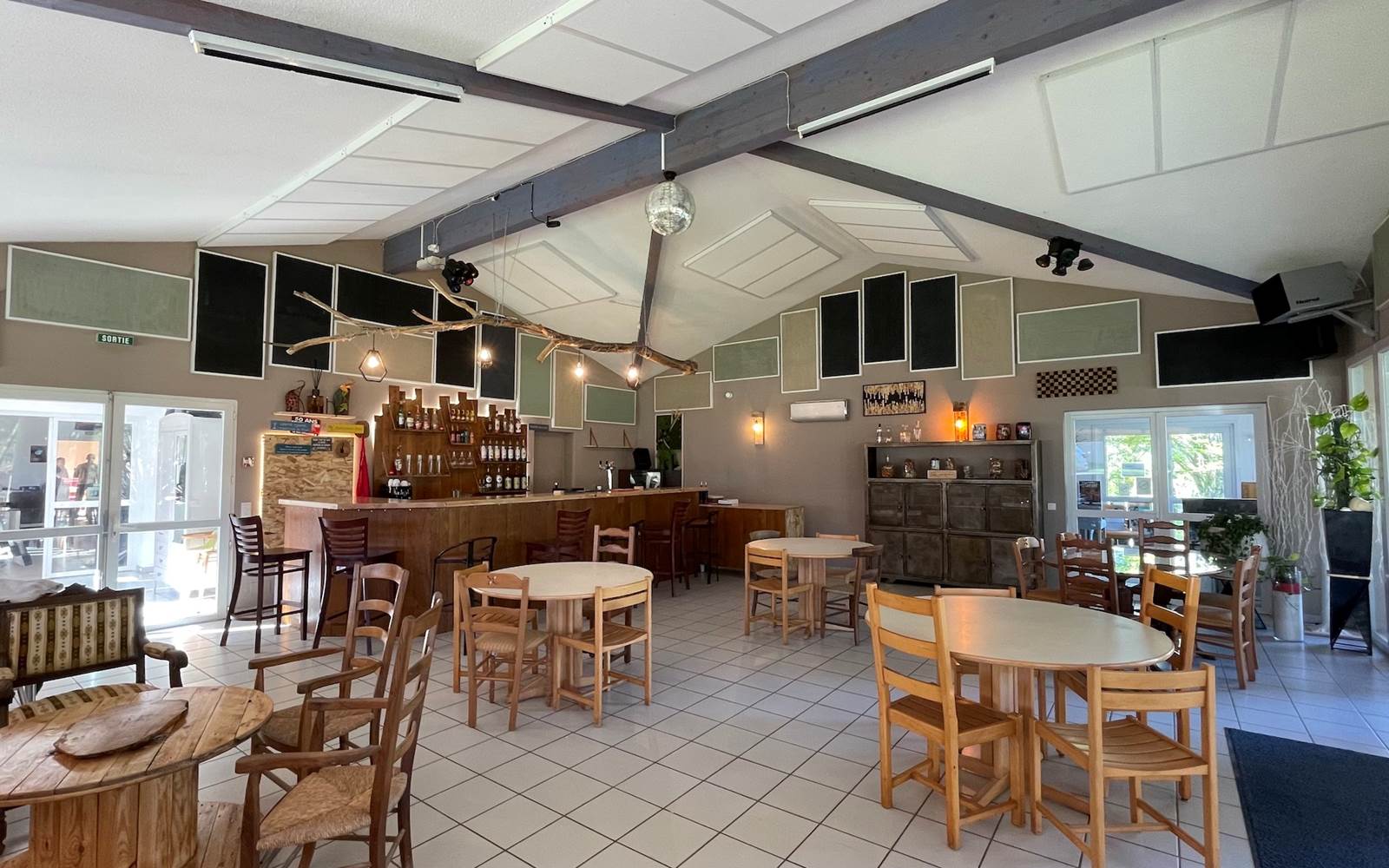 lepetitbois46_Leyme_Snack-bar Le Petit Bois 46_inte´rieur