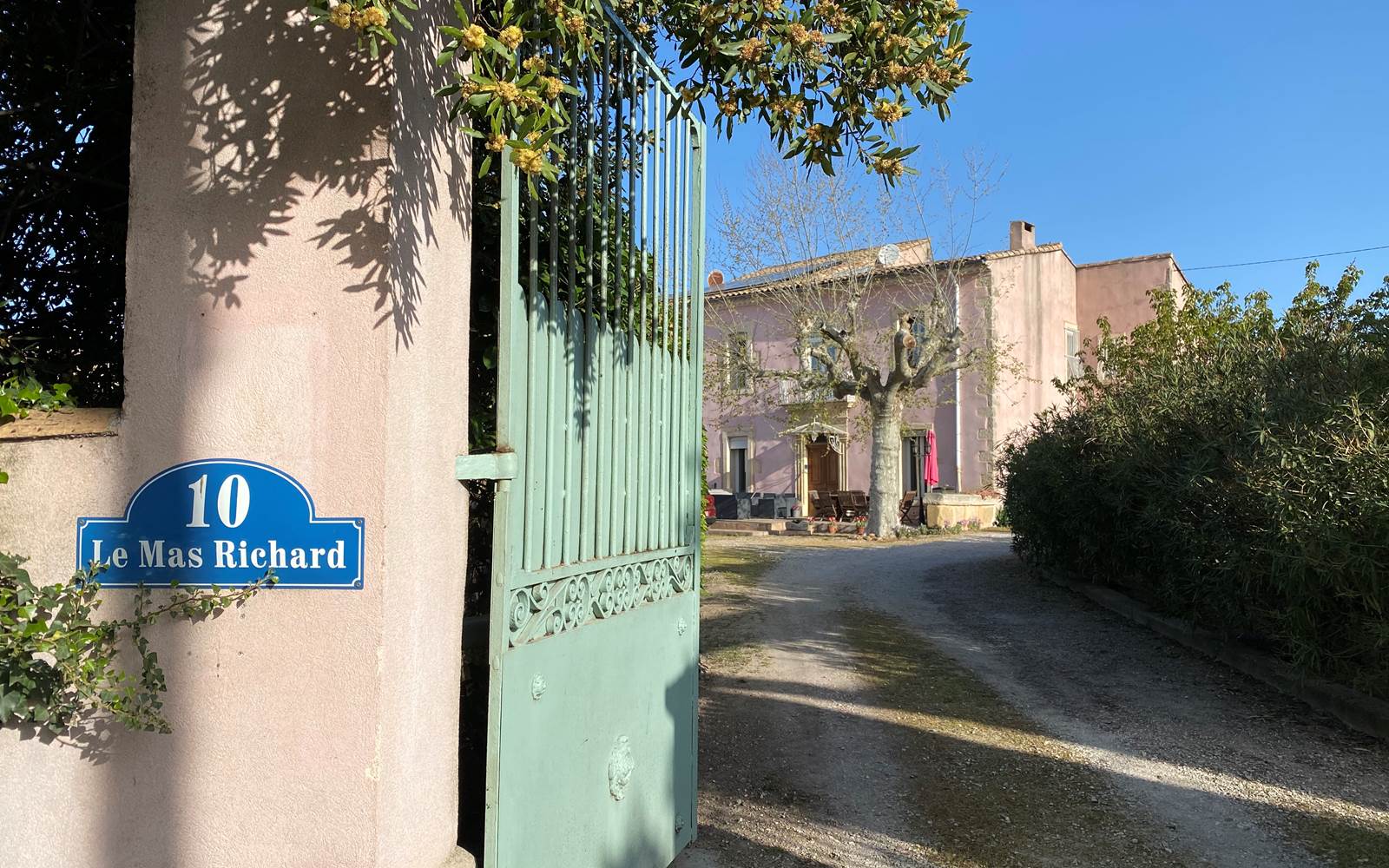 Le portail d'accès du Mas Richard