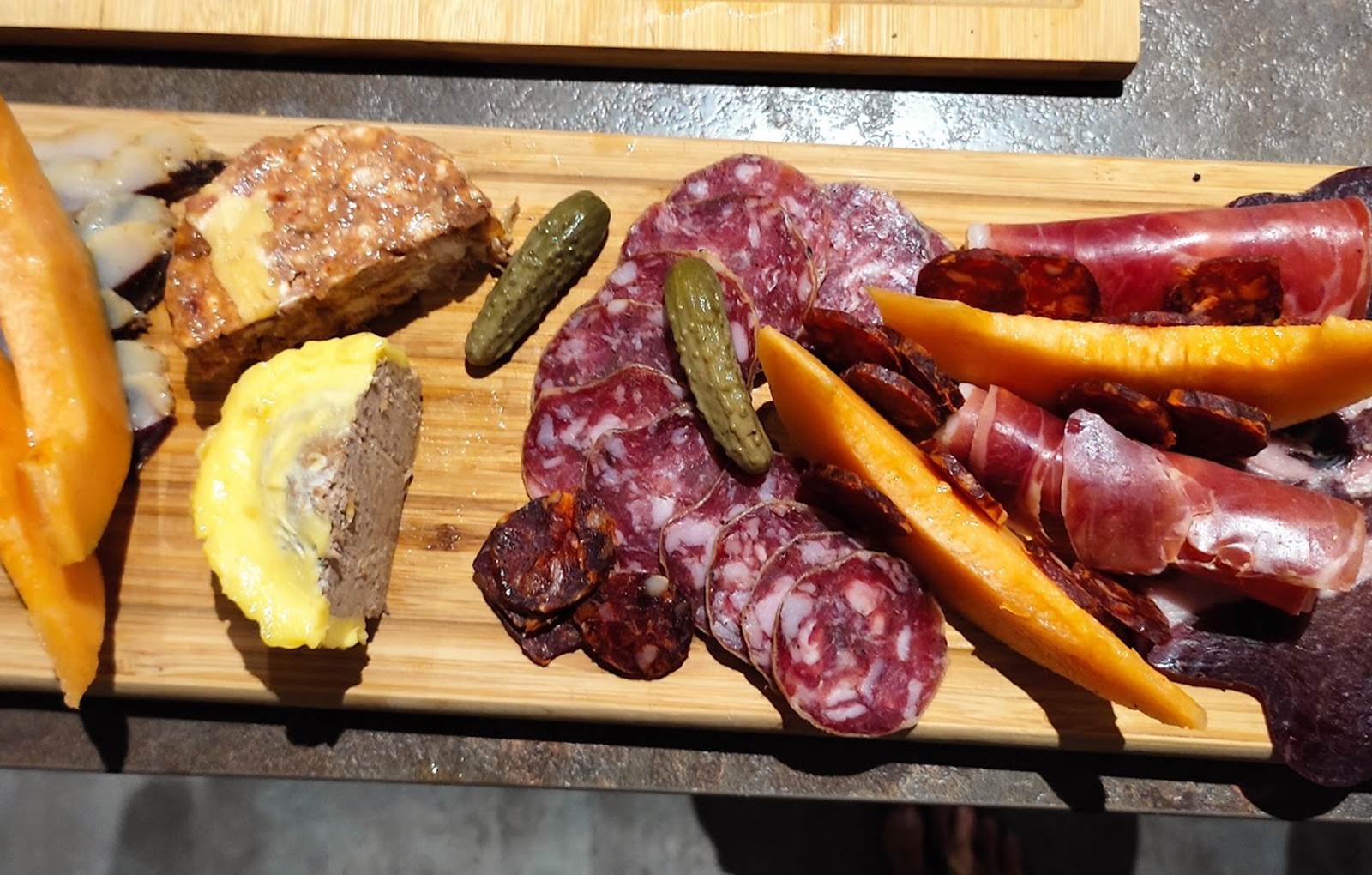 Domaine les Garrigues Plateau de charcuteries-carousel