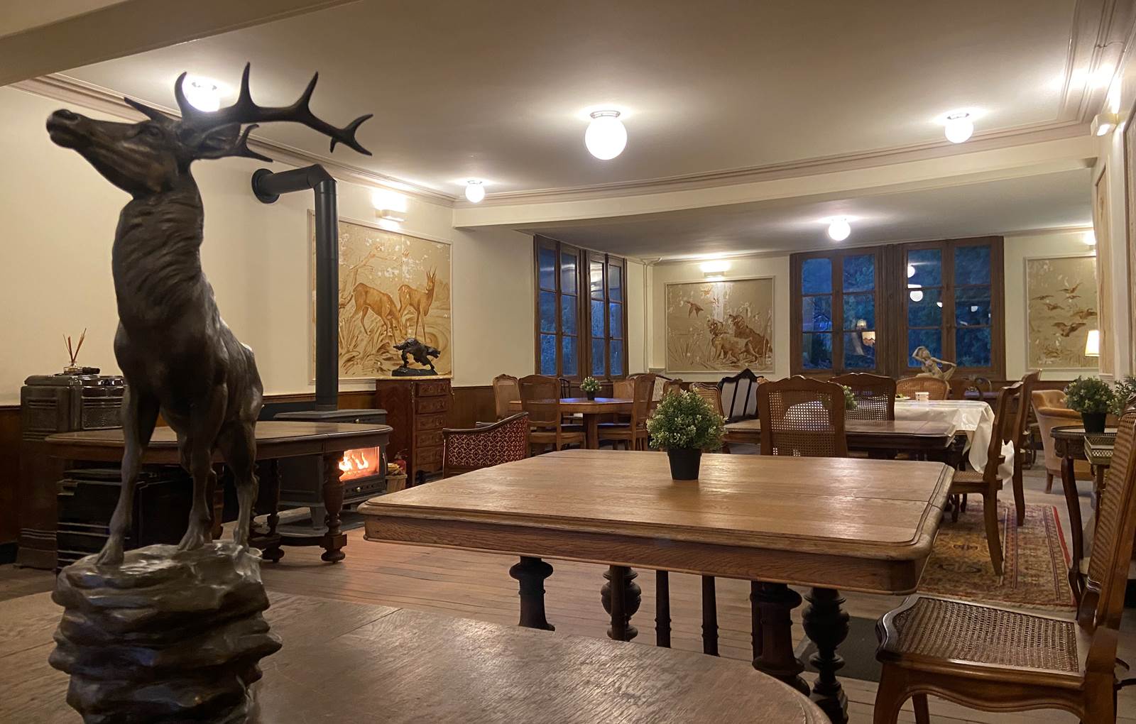 HF photo retnu salle de cafe´ cerf-carousel