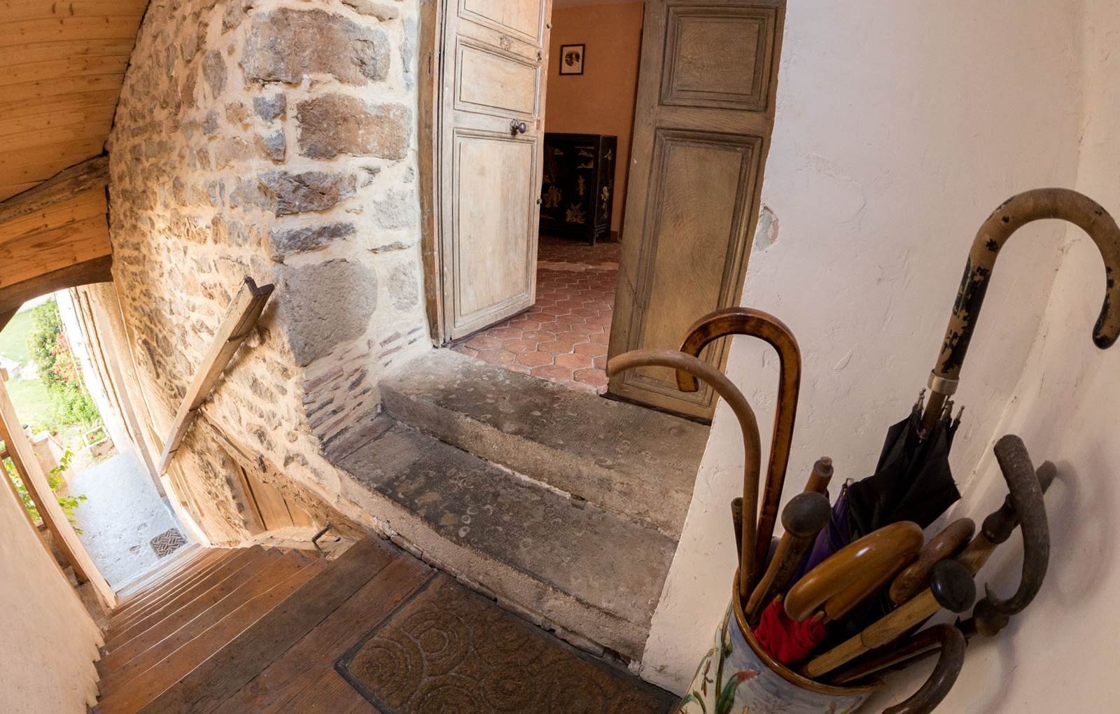 Un escalier permet l'accès à l'étage des chambres d'hôtes-carousel