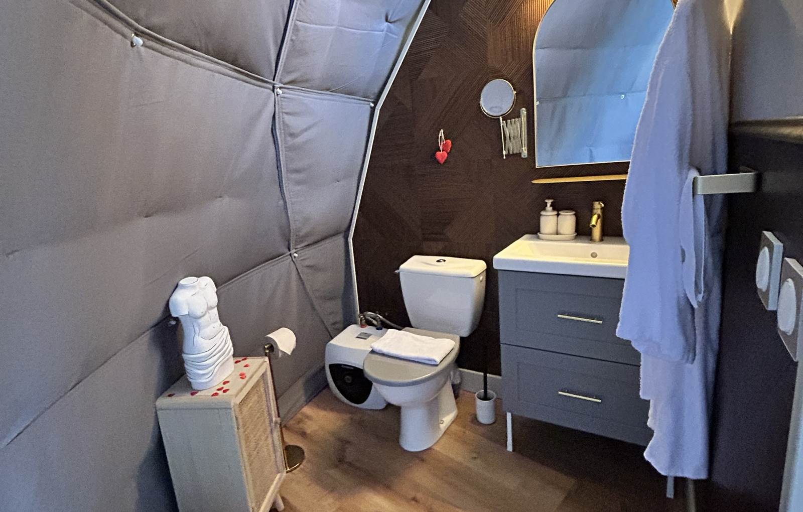 Coin sanitaire à l'intérieur du Dôme-carousel