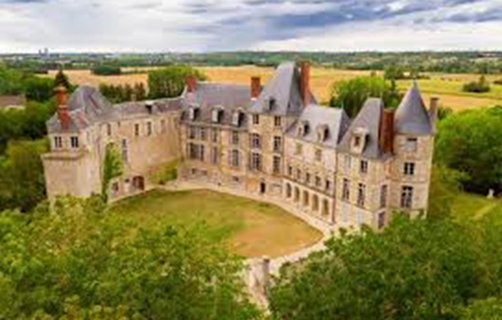 Les Rossignols-Château de Saint Brisson-carousel