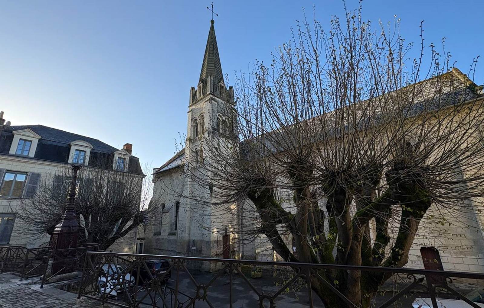 Vue de la place St Maurice et de l'église-carousel
