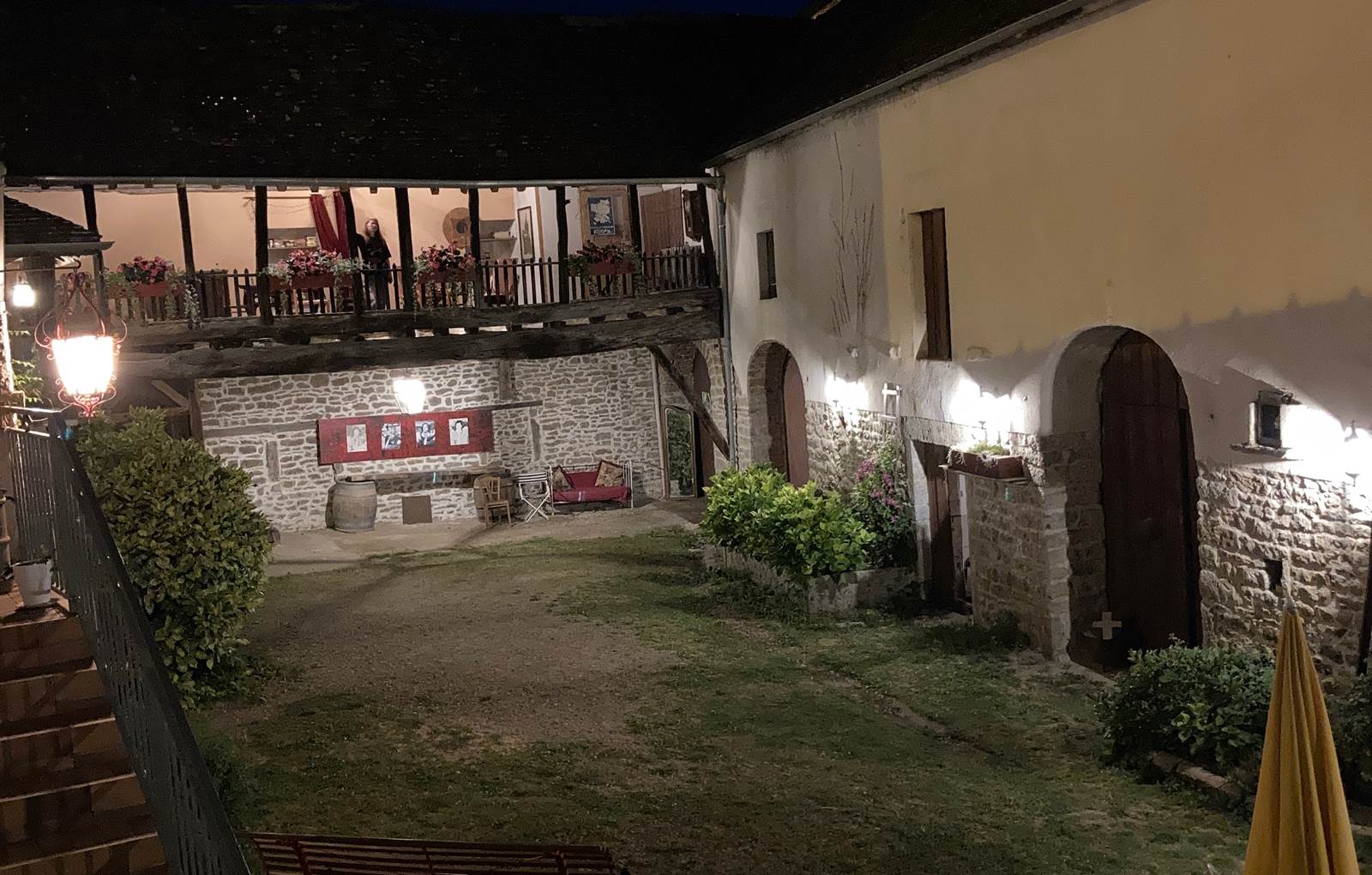 Cour inte´rieure ferme´e by night 2022-carousel