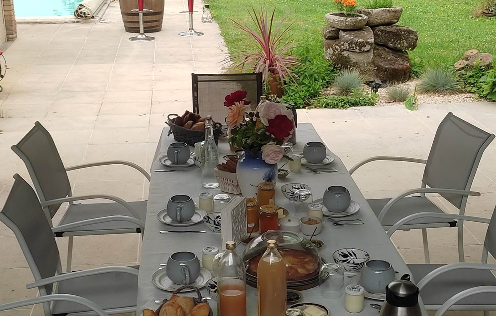 Petit déjeuner sous la glycine-carousel