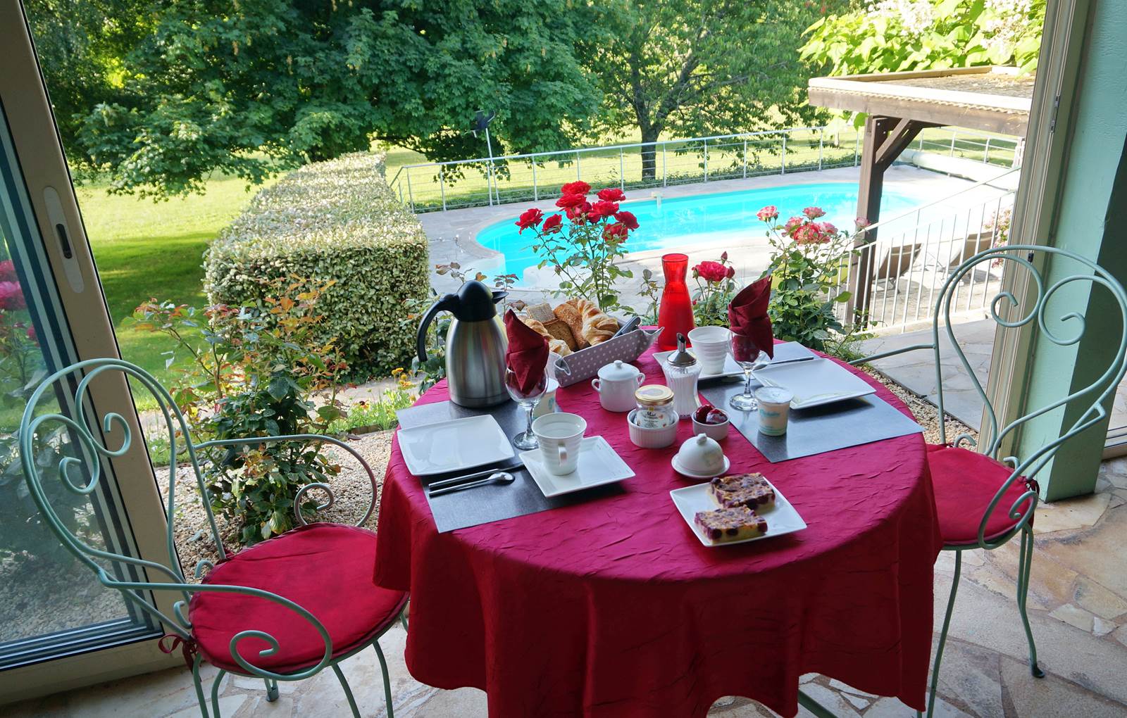 table breakfast piscine veranda dordogne Feuillantines-carousel